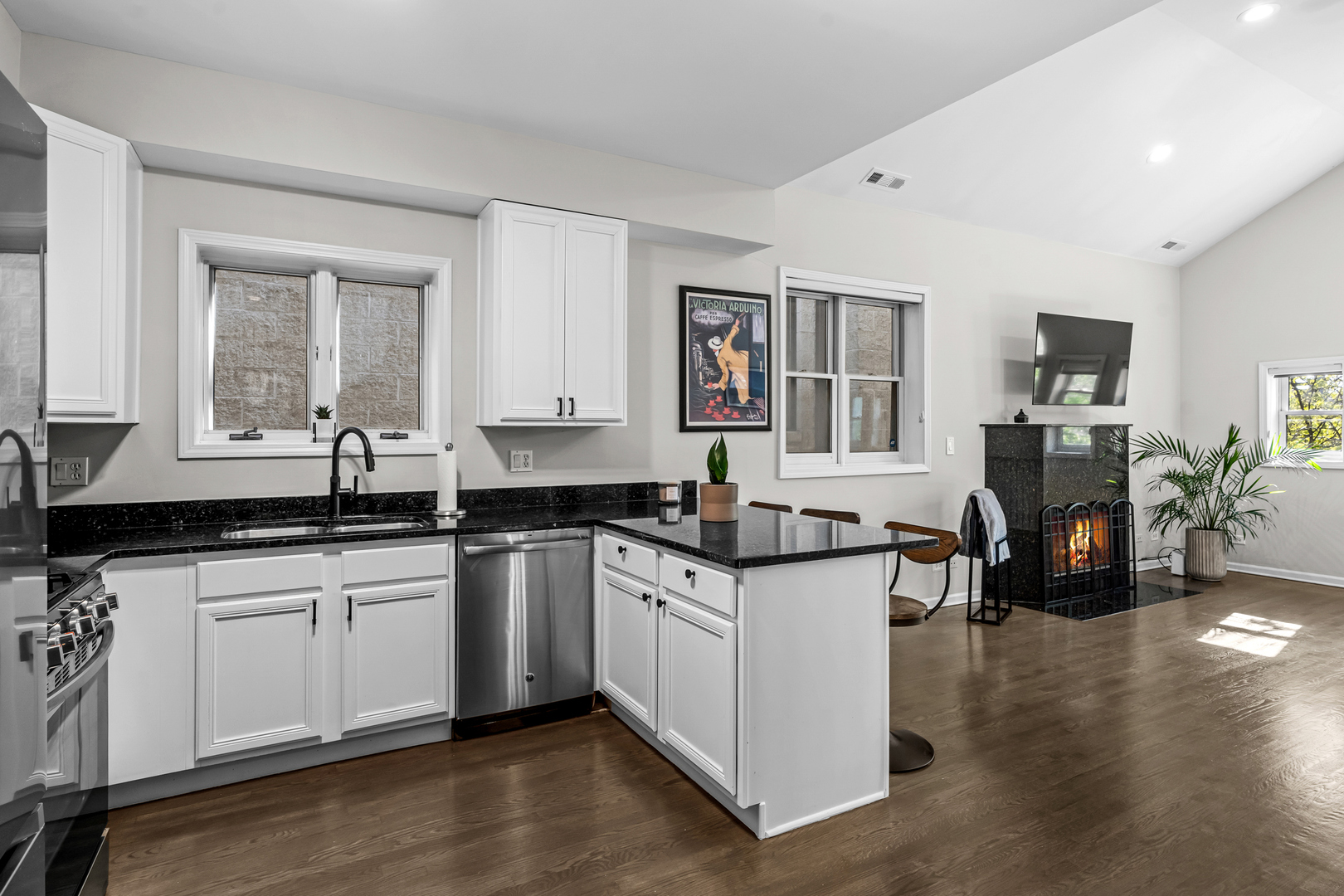 2737 N Southport Avenue Unit: 3