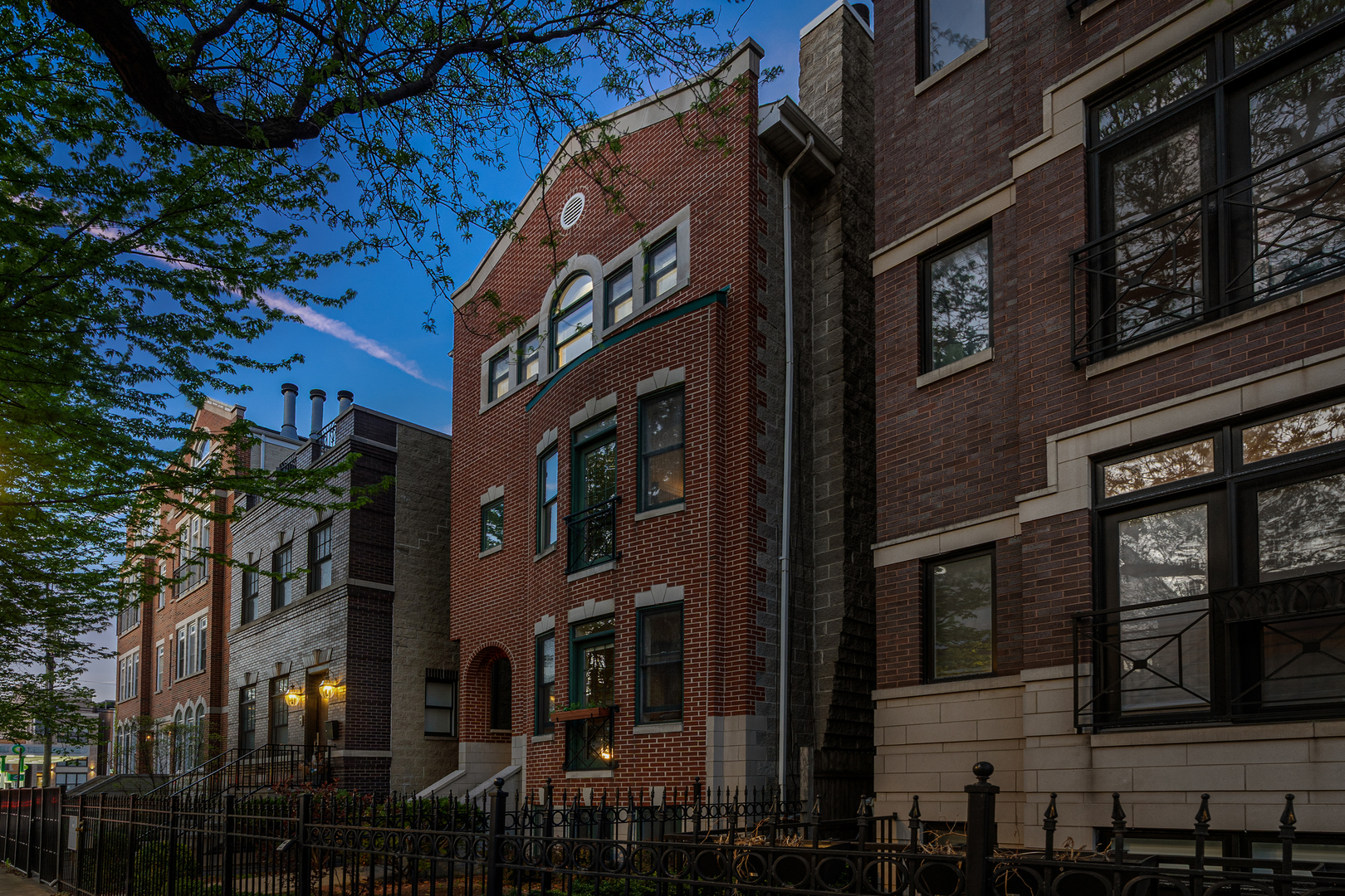 2737 N Southport Avenue Unit: 3