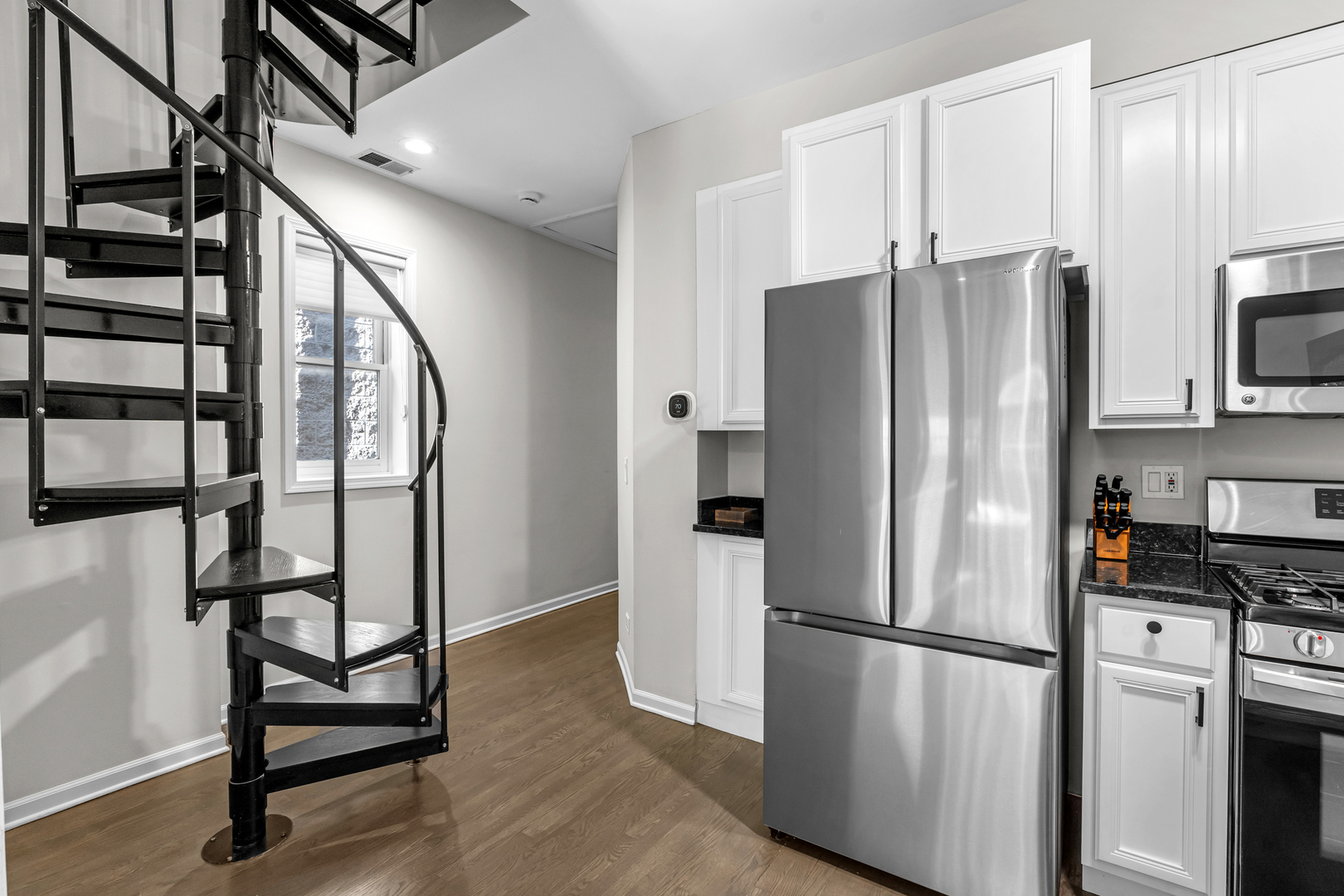 2737 N Southport Avenue Unit: 3