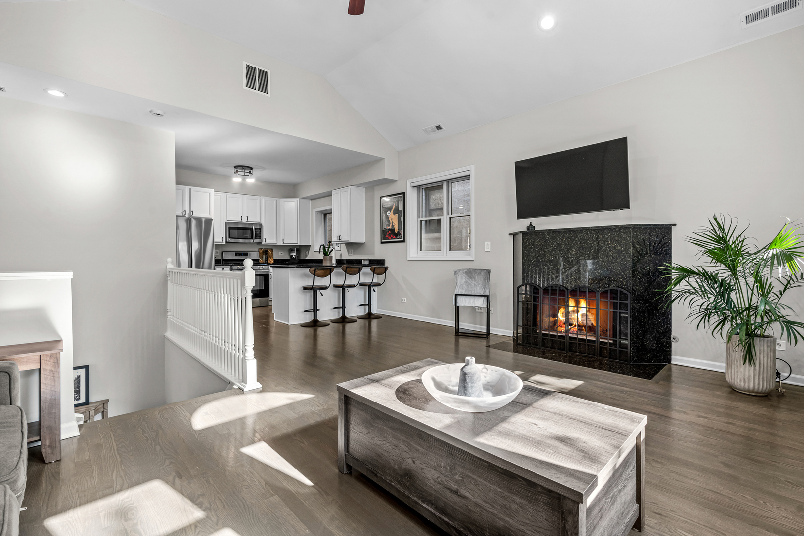 2737 N Southport Avenue Unit: 3