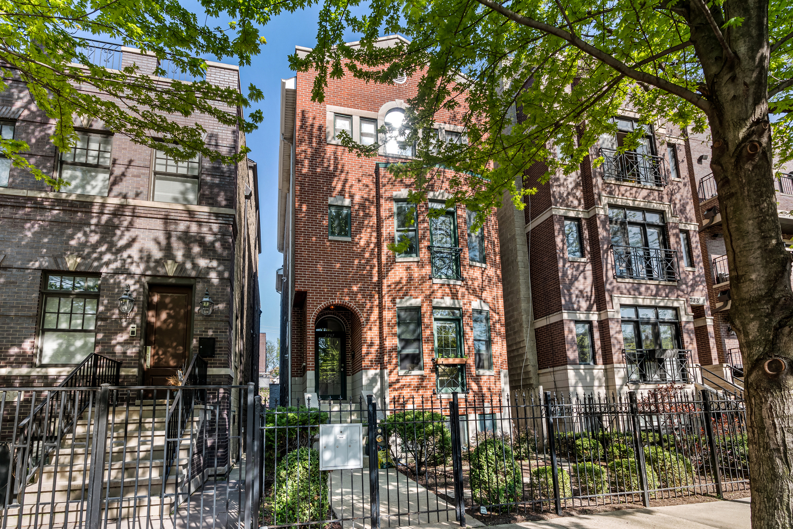 2737 N Southport Avenue Unit: 3