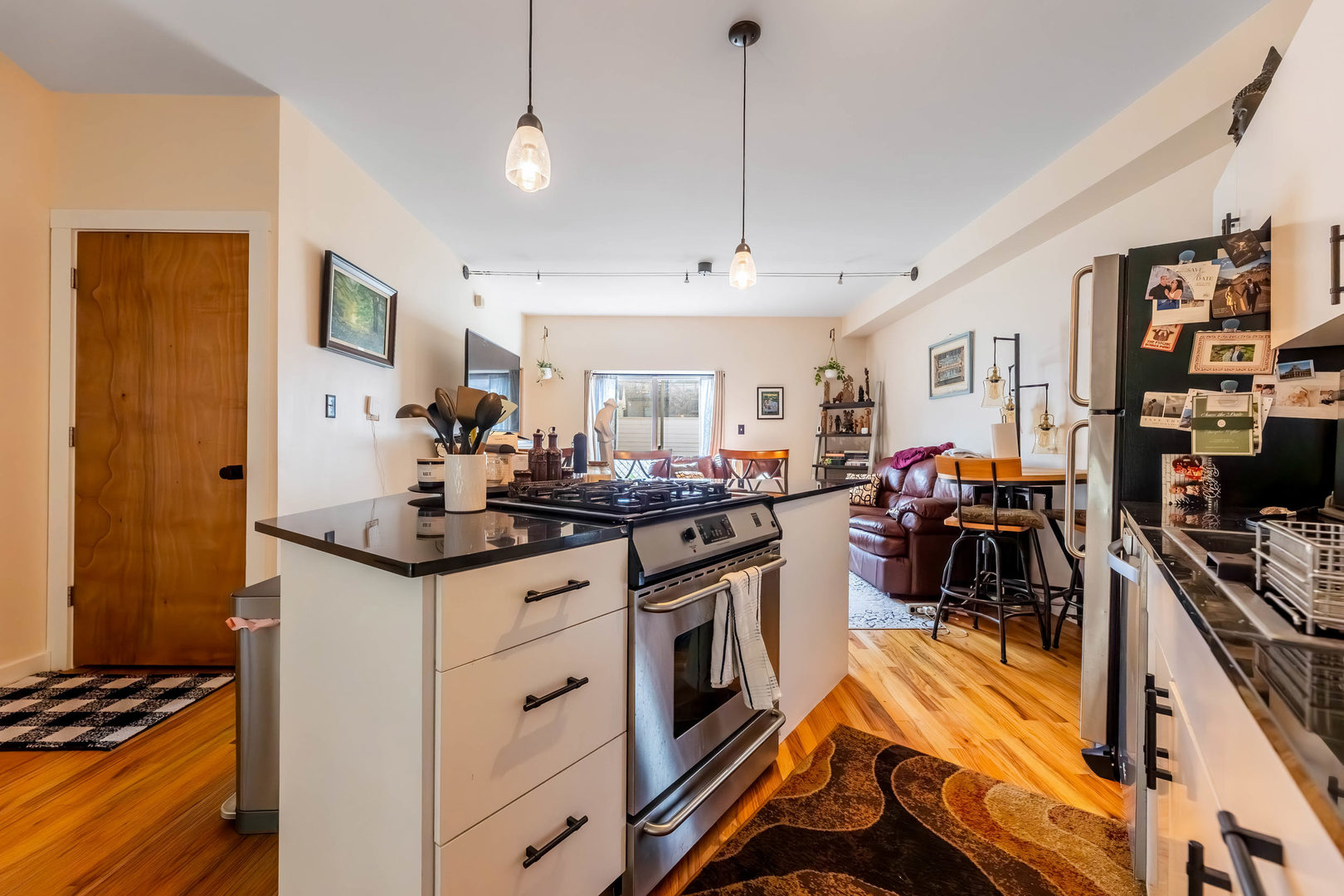 1060 N Hermitage Avenue Unit: 3
