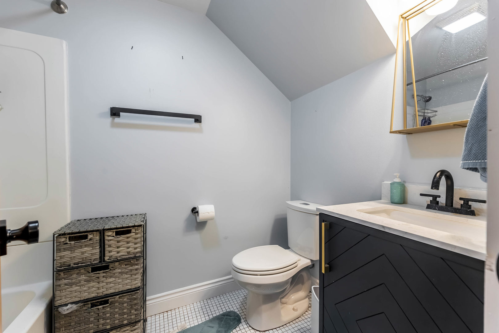 1060 N Hermitage Avenue Unit: 3