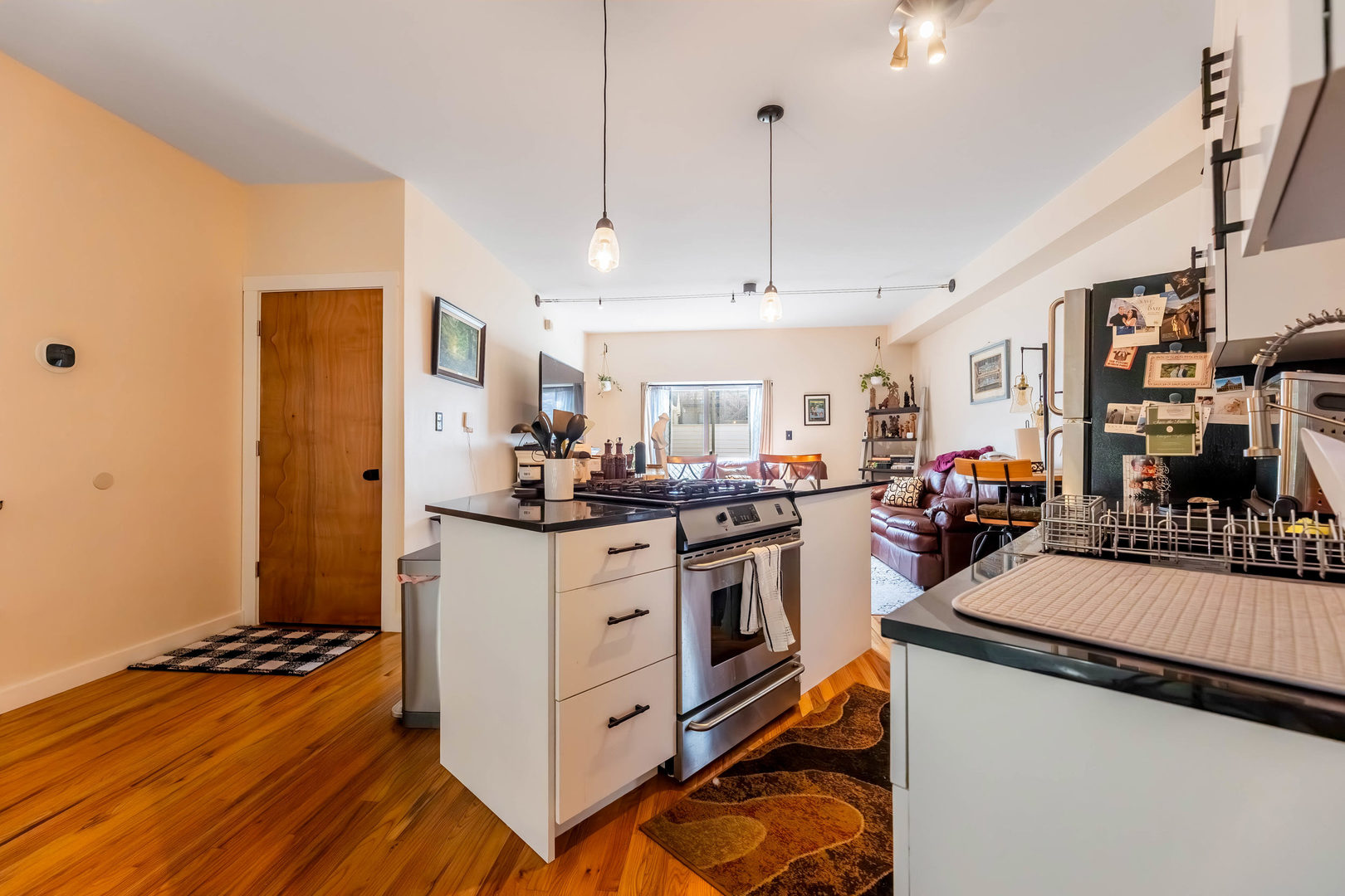 1060 N Hermitage Avenue Unit: 3