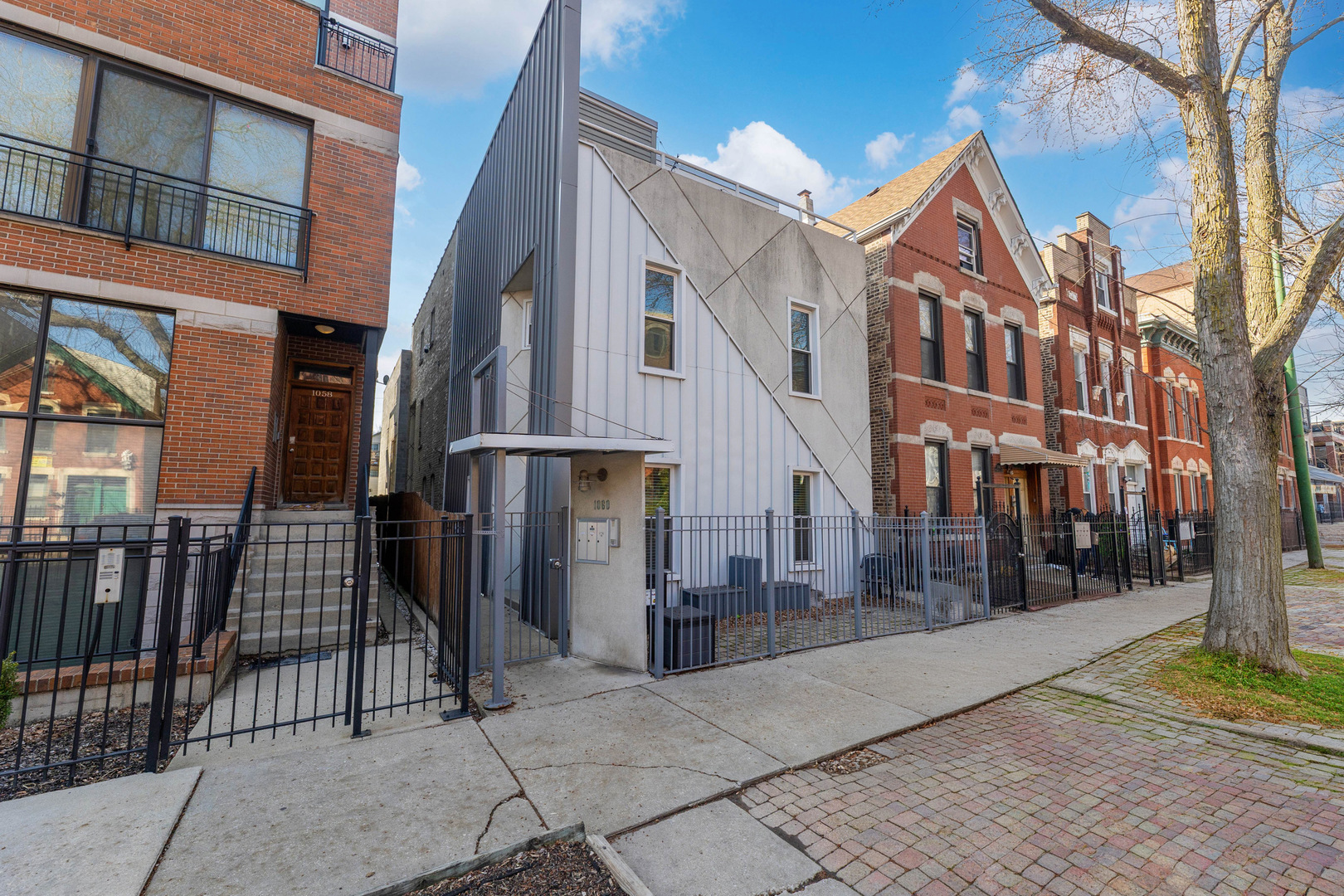 1060 N Hermitage Avenue Unit: 3