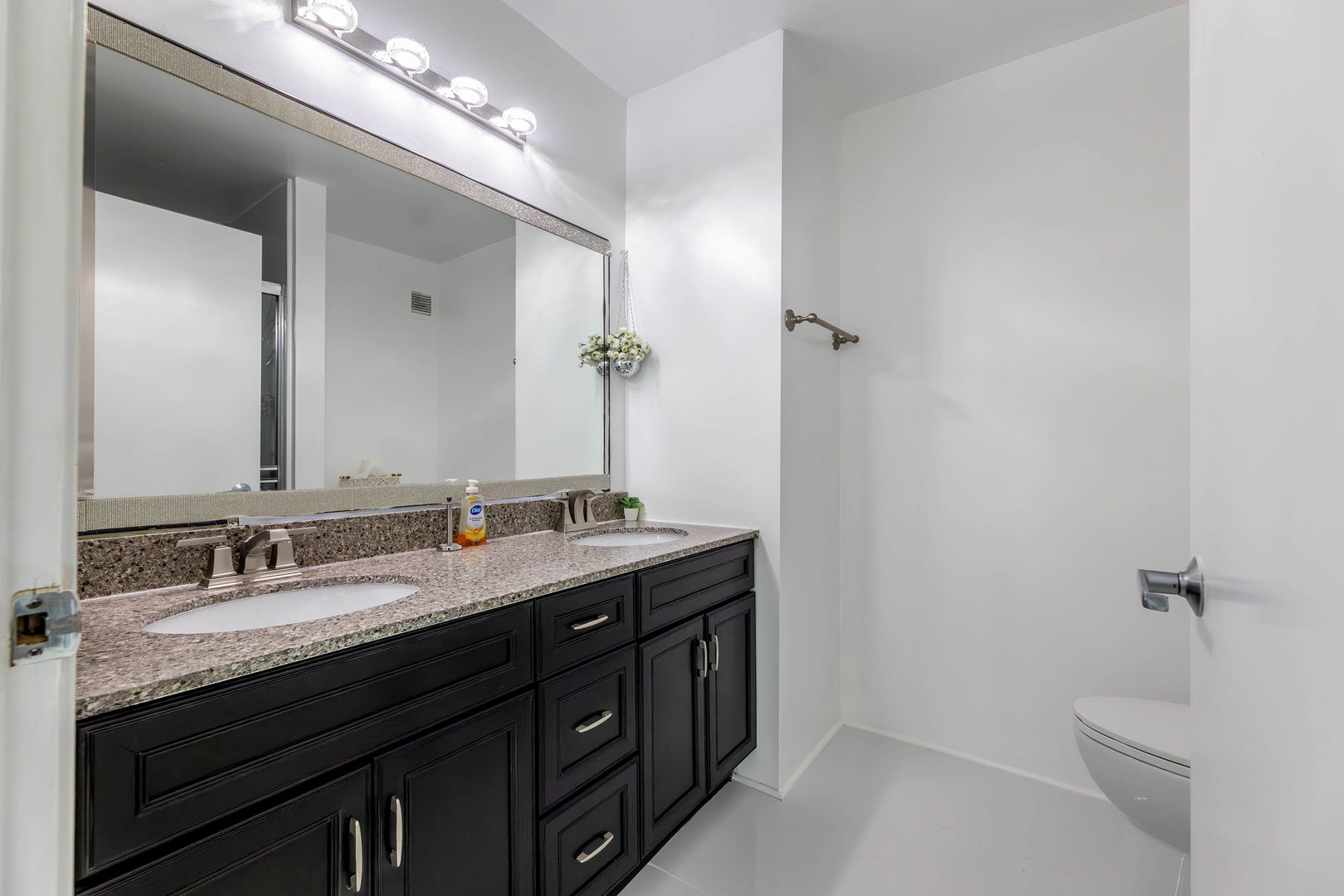 3120 S Indiana Avenue Unit: 207