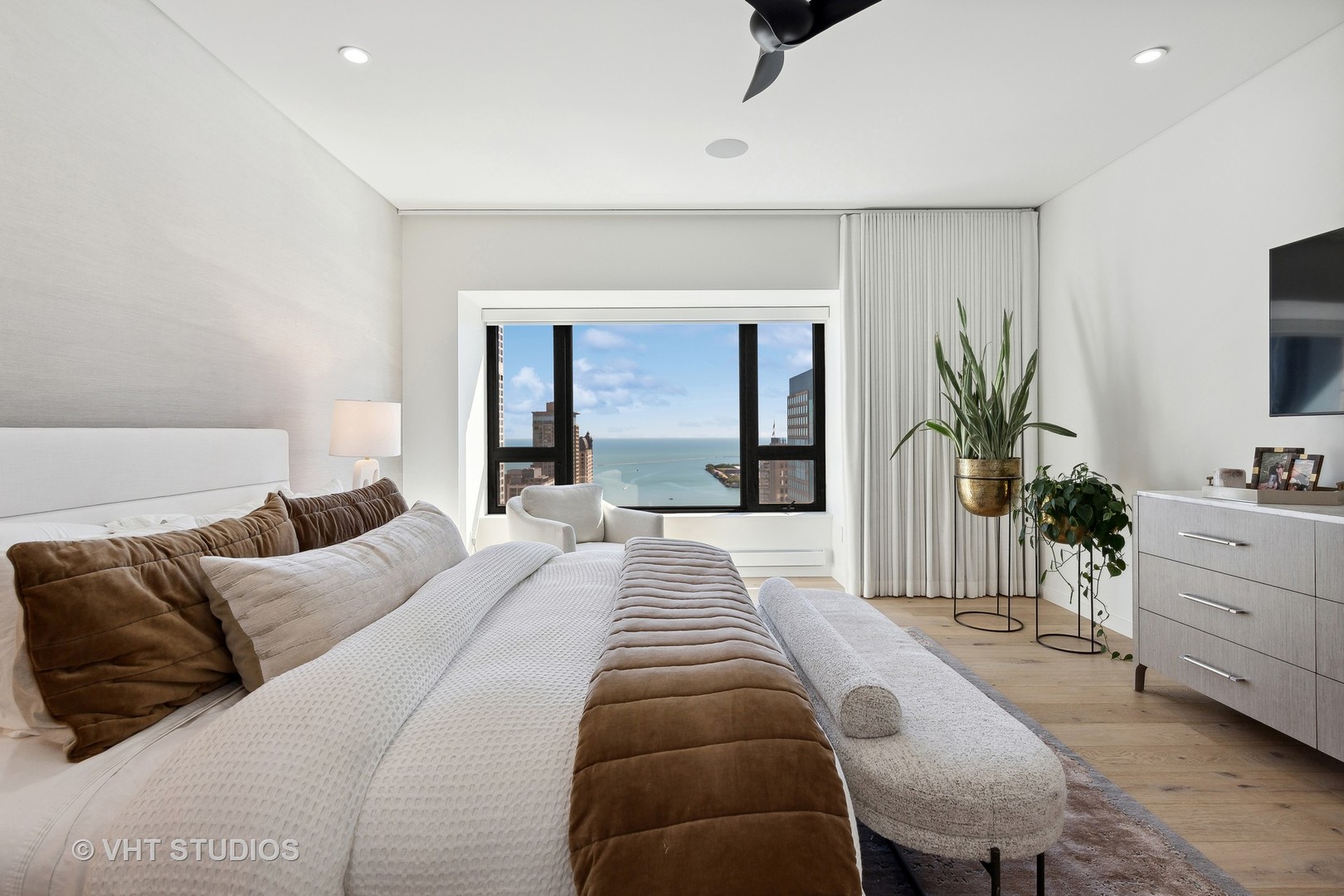 800 N MICHIGAN Avenue Unit: 2901