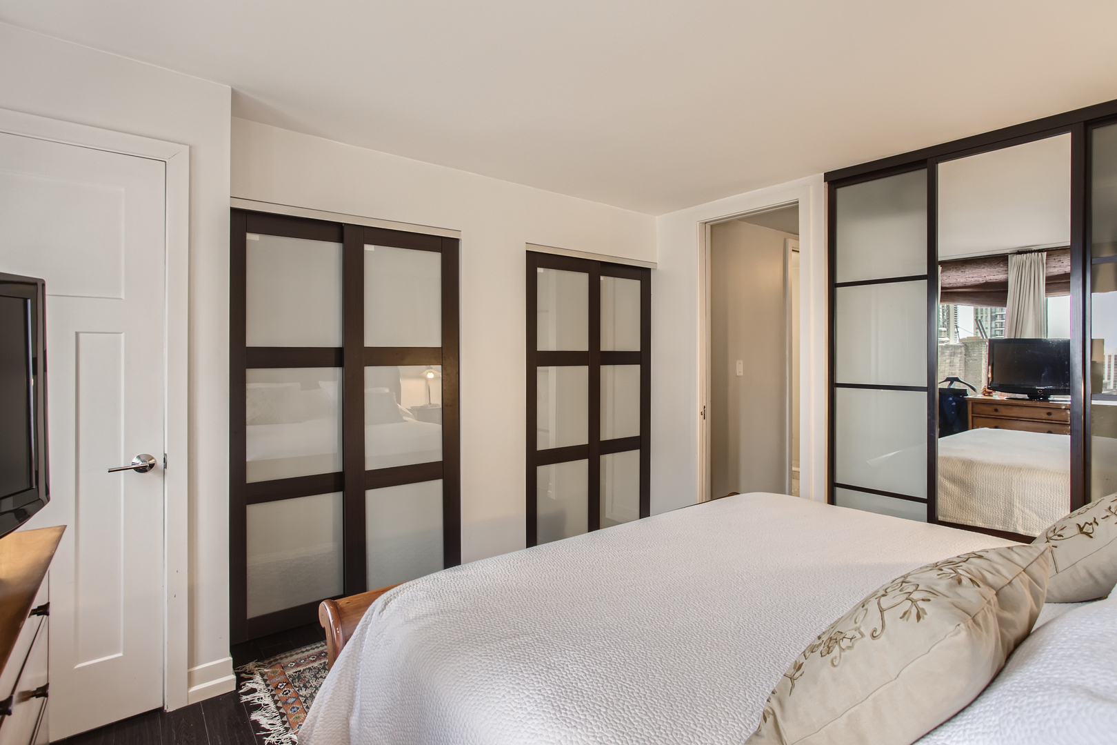 100 E WALTON Street Unit: 19F