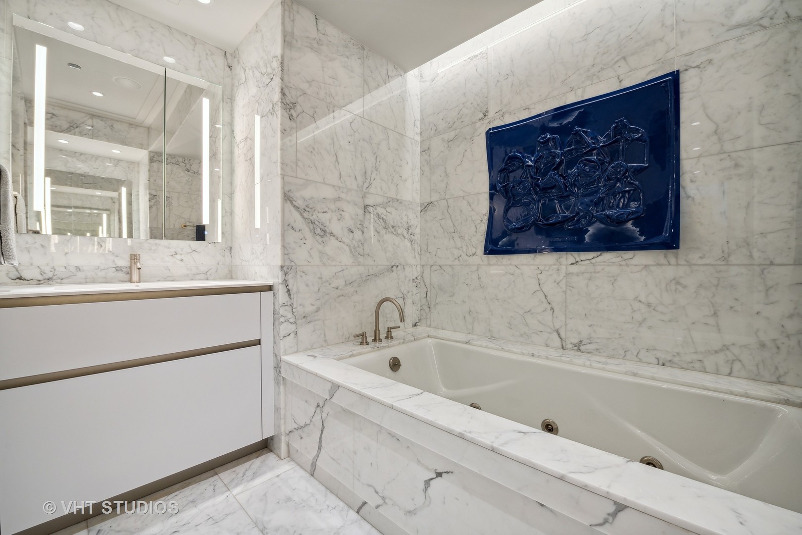 159 E Walton Place Unit: 8A