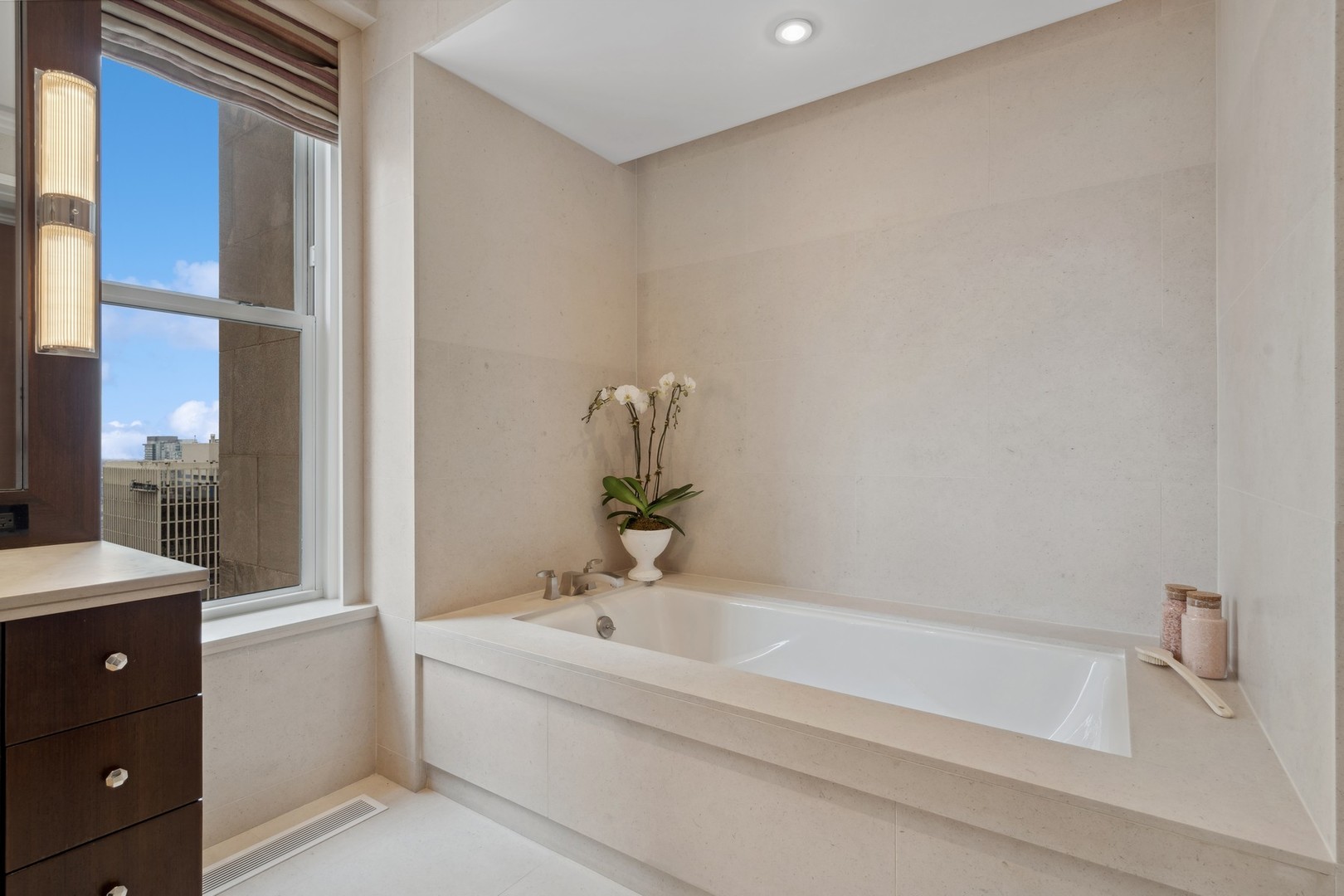 159 E Walton Street Unit: 33A