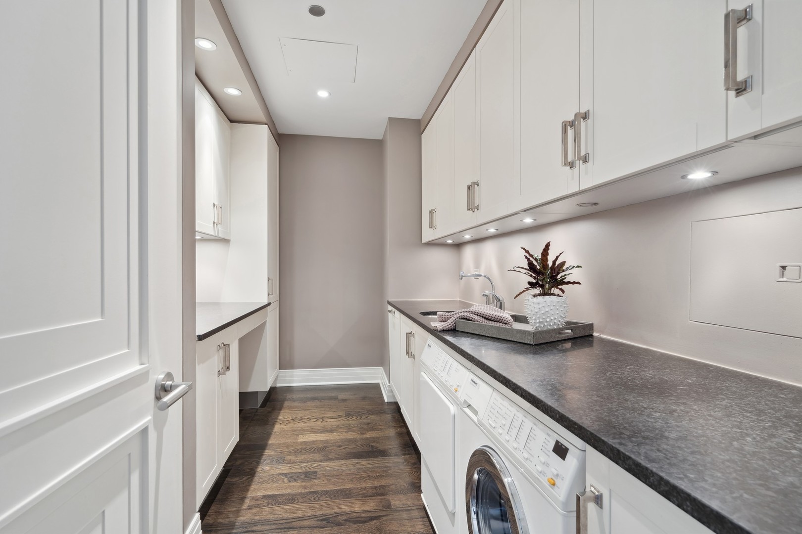 159 E Walton Street Unit: 33A