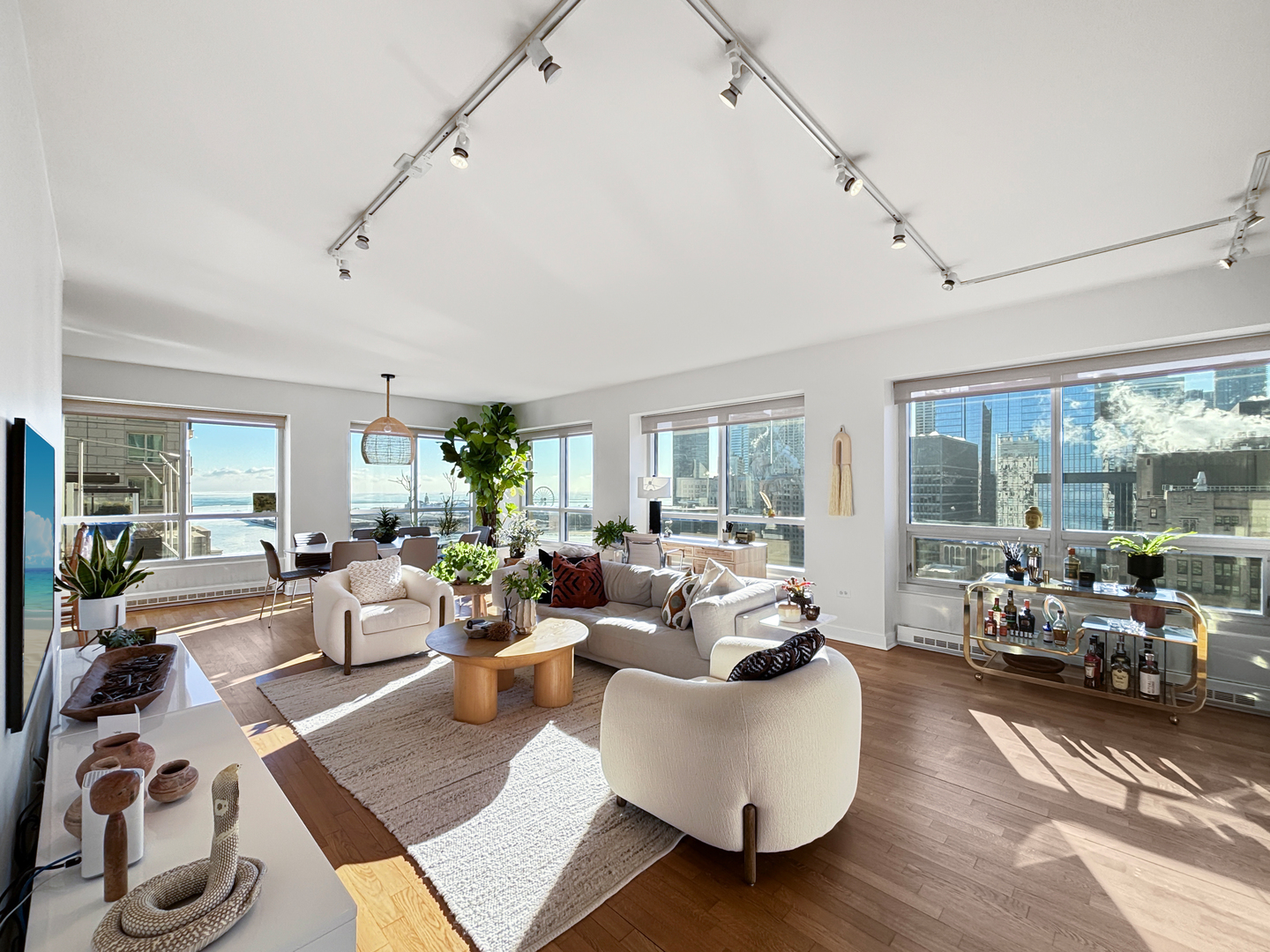 250 E PEARSON Street Unit: 1905