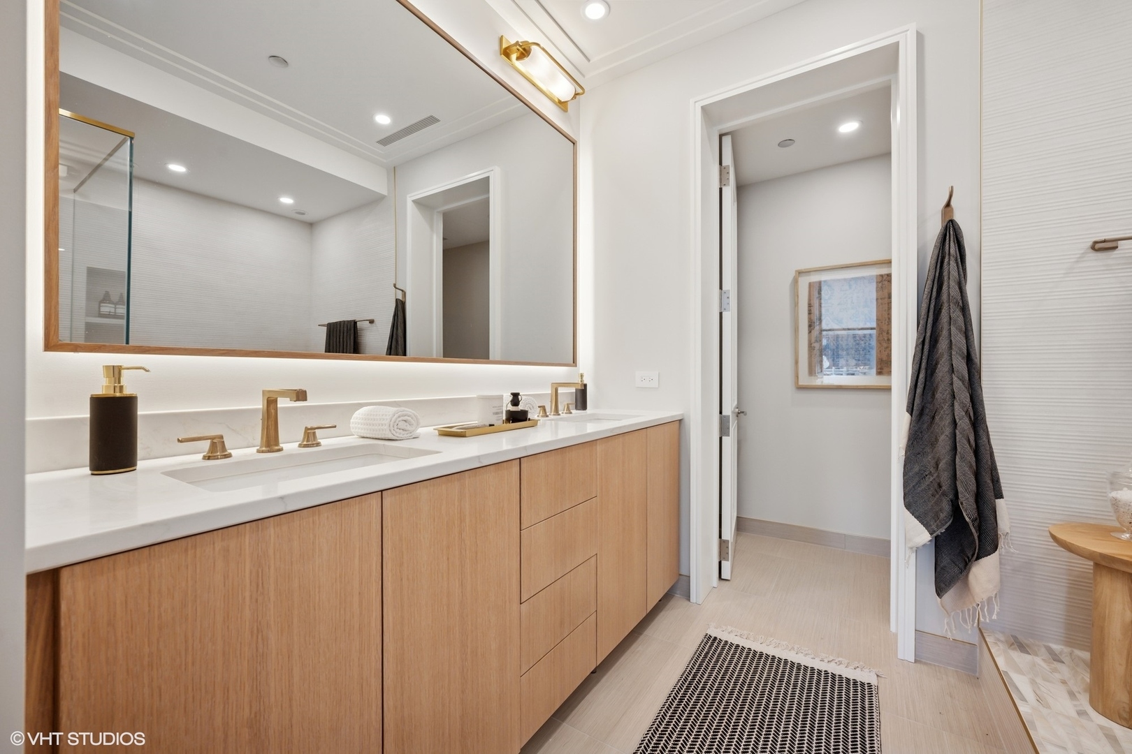 159 E Walton Place Unit: 16E