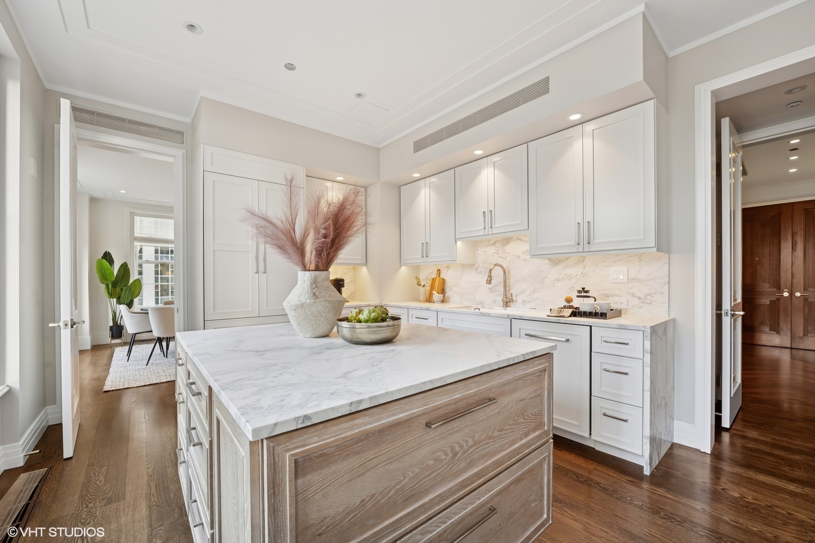 159 E Walton Place Unit: 16E