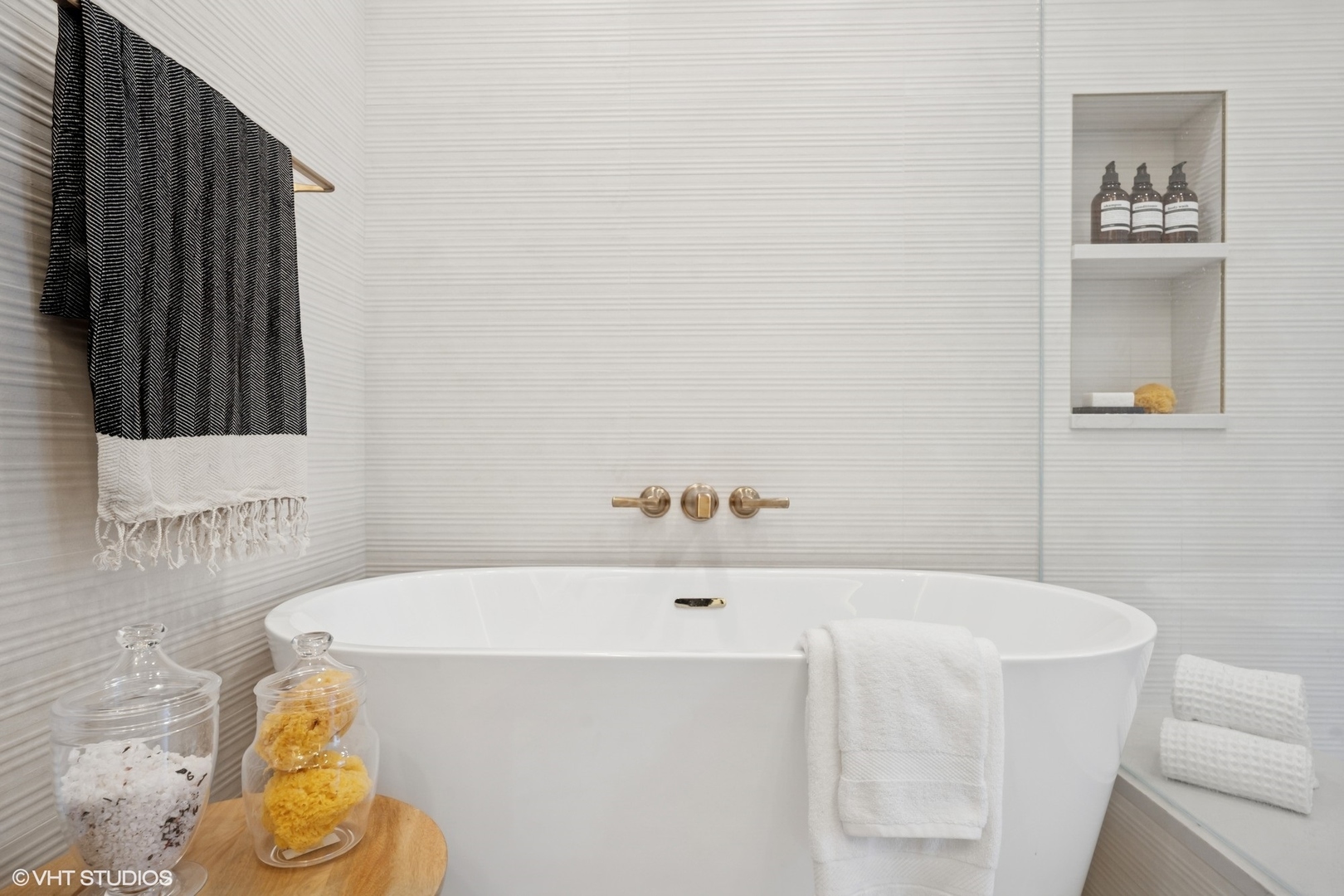 159 E Walton Place Unit: 16E