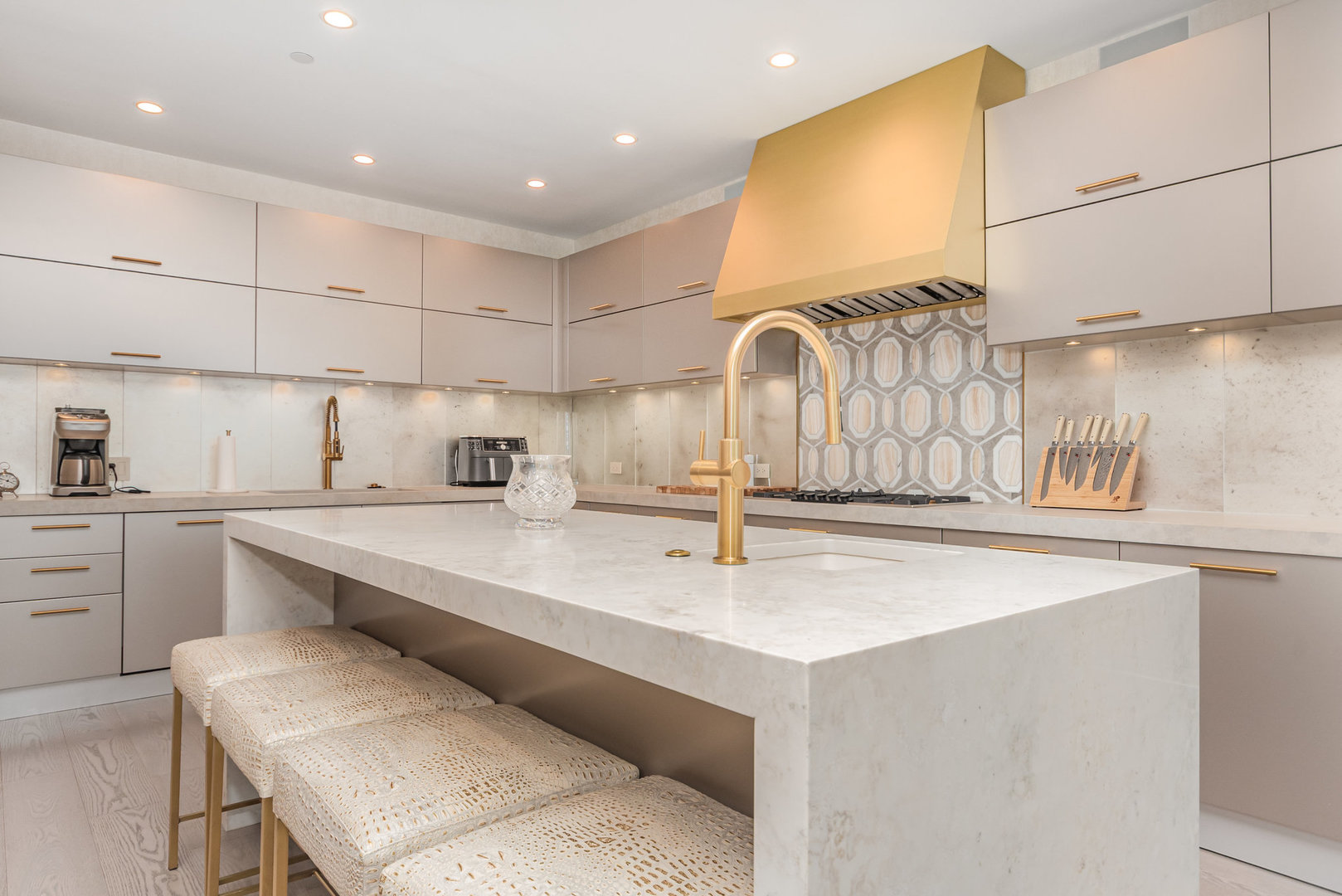 77 E Walton Street Unit: 21C