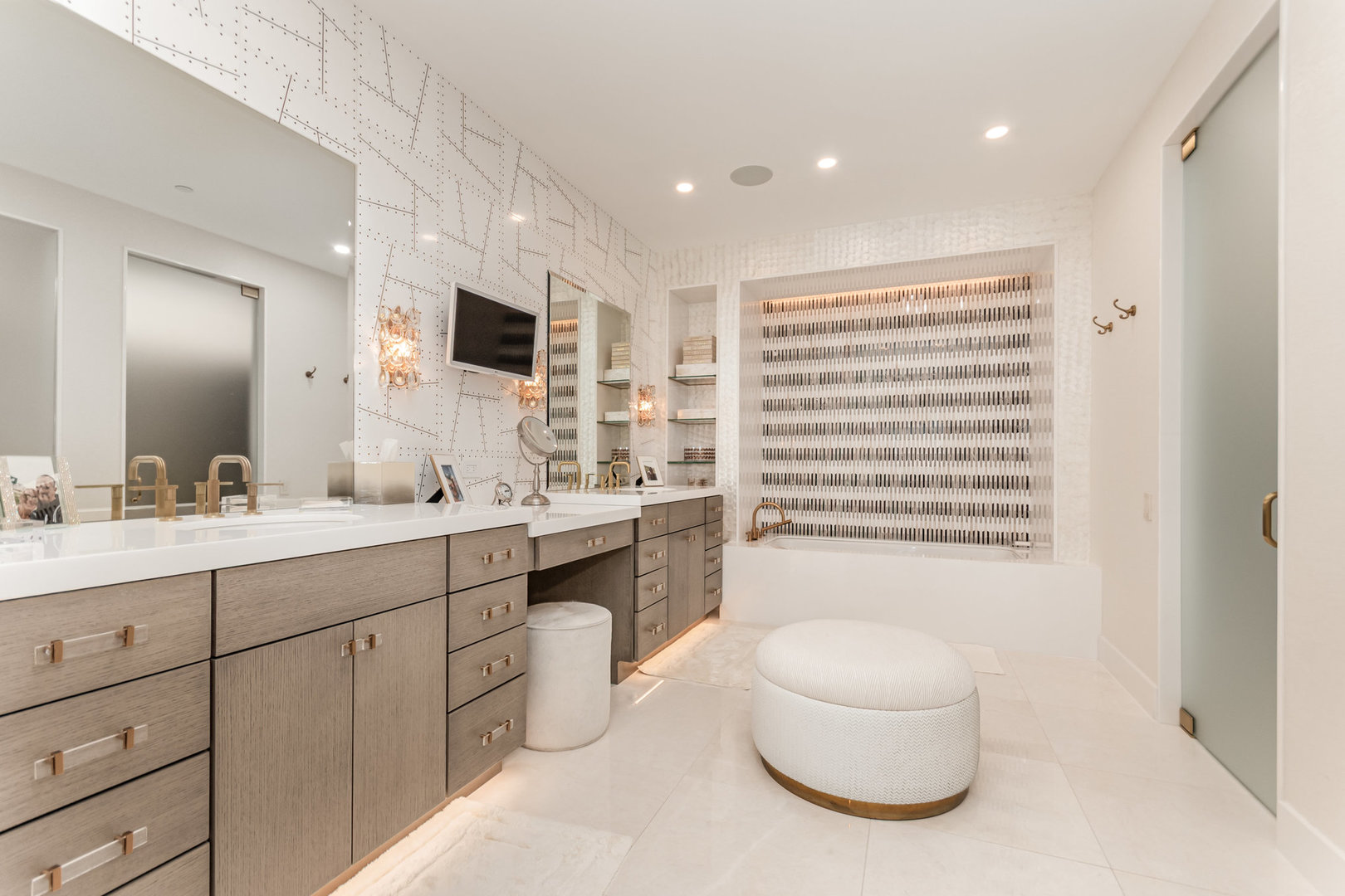 77 E Walton Street Unit: 21C