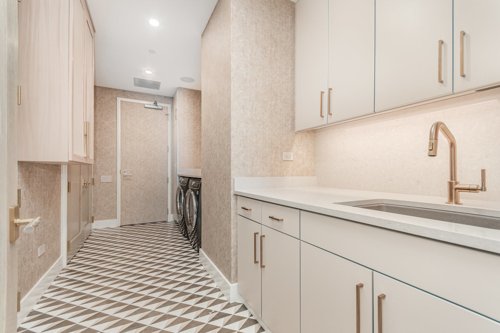 77 E Walton Street Unit: 21C