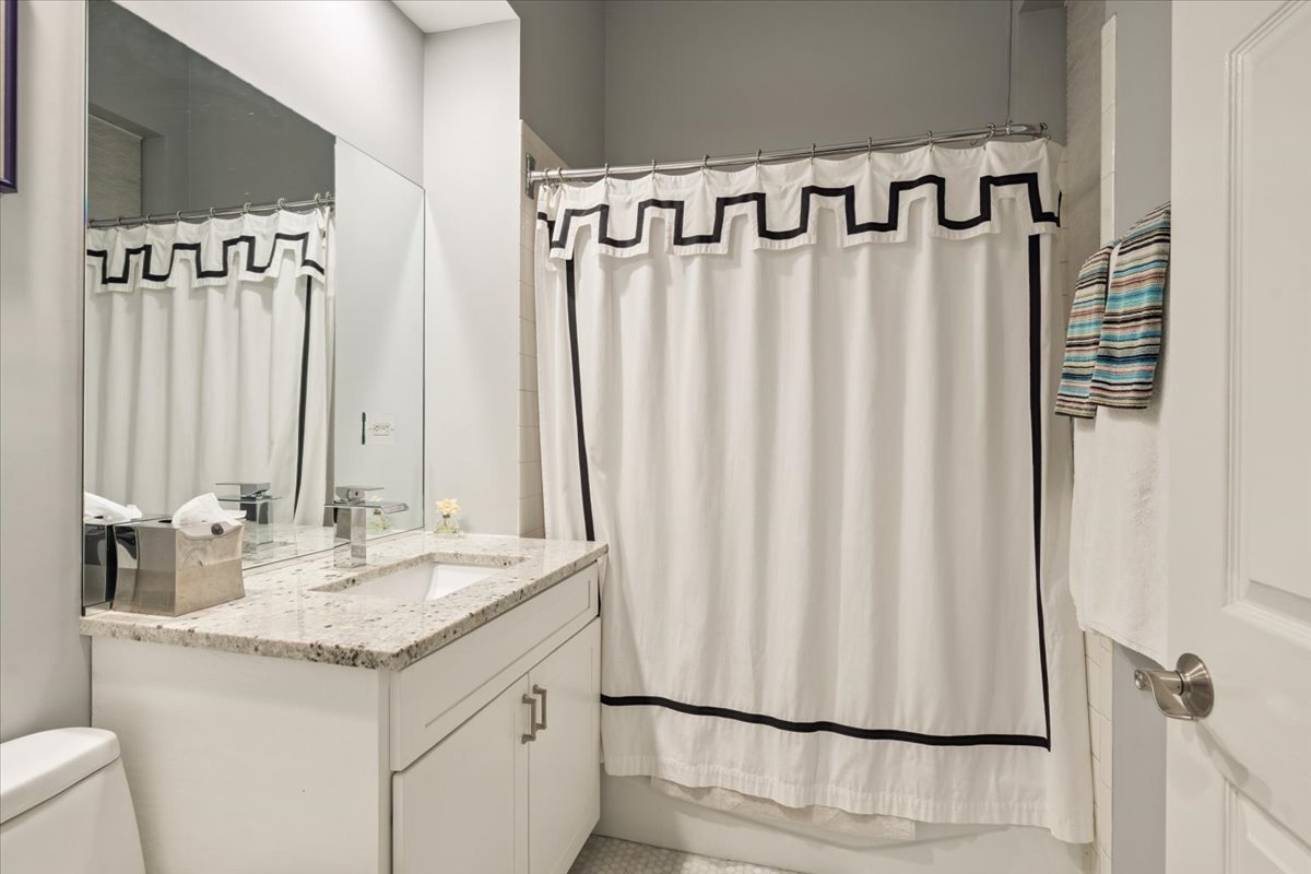 626 W Buckingham Place Unit: 2W