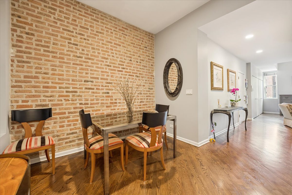 626 W Buckingham Place Unit: 2W