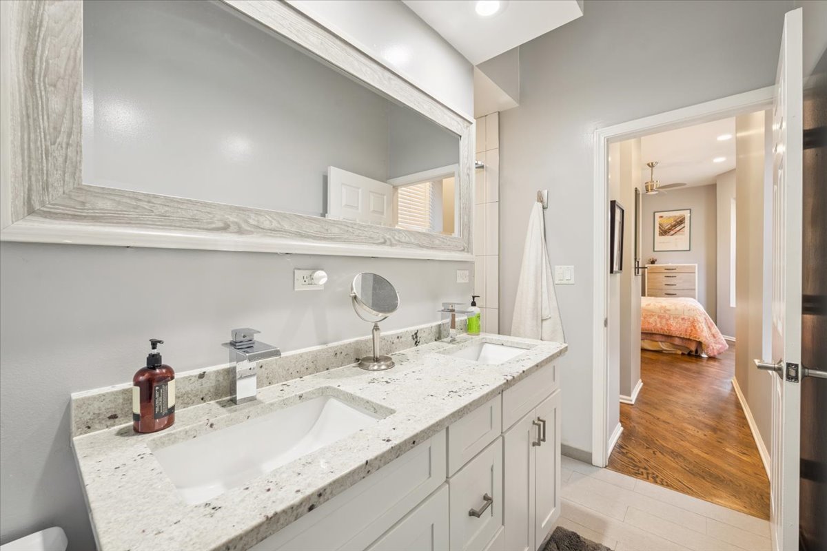 626 W Buckingham Place Unit: 2W