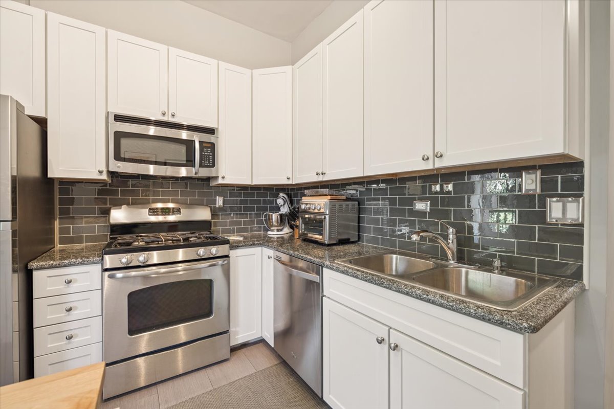 626 W Buckingham Place Unit: 2W