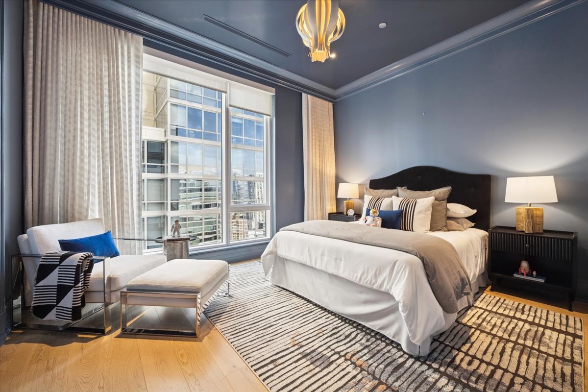 9 W Walton Street Unit: 2202