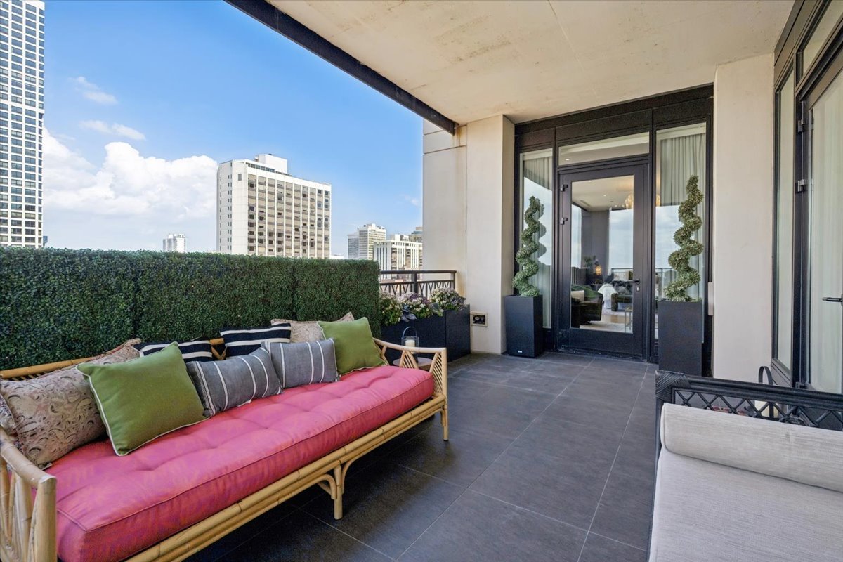 9 W Walton Street Unit: 2202