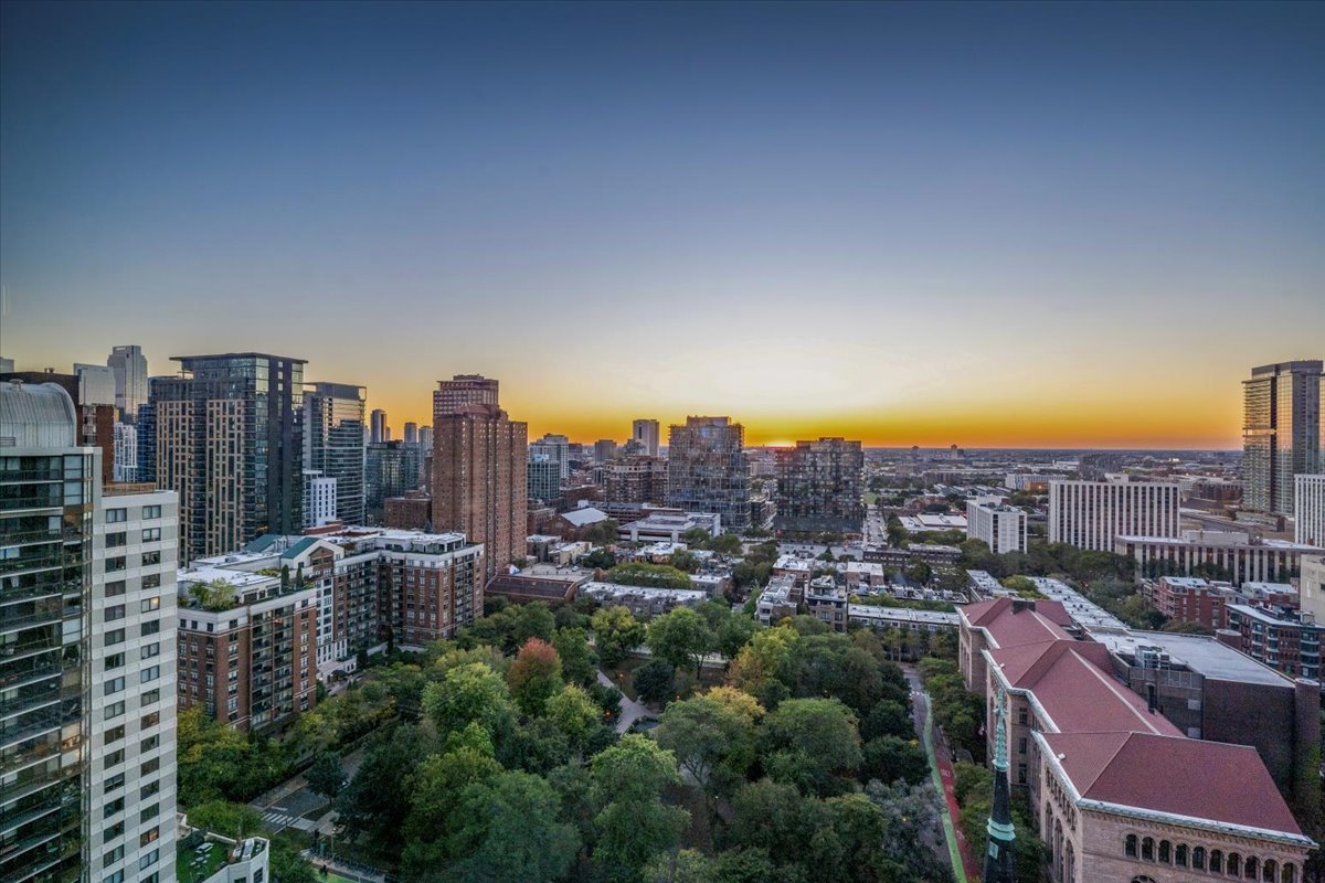 9 W Walton Street Unit: 2202