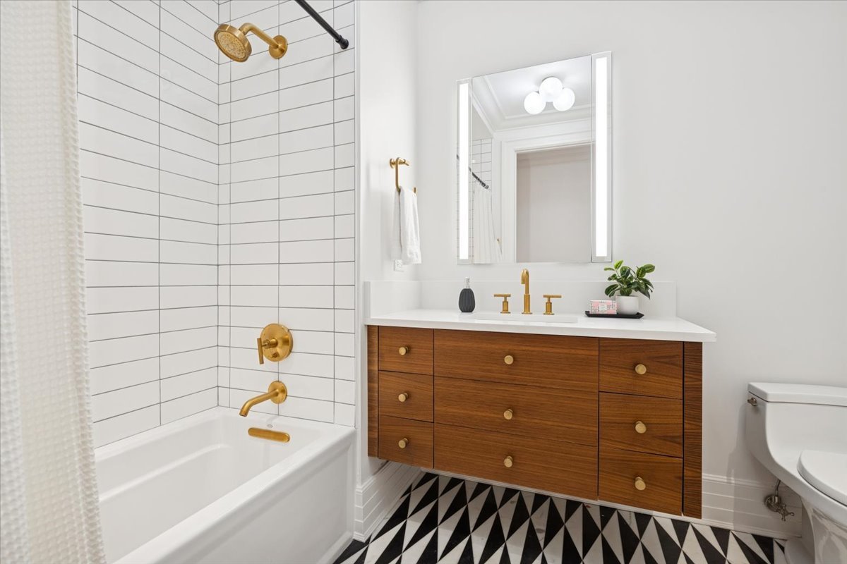 9 W Walton Street Unit: 2202