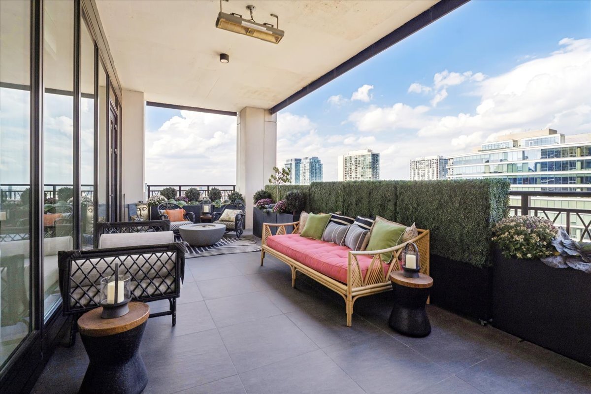 9 W Walton Street Unit: 2202