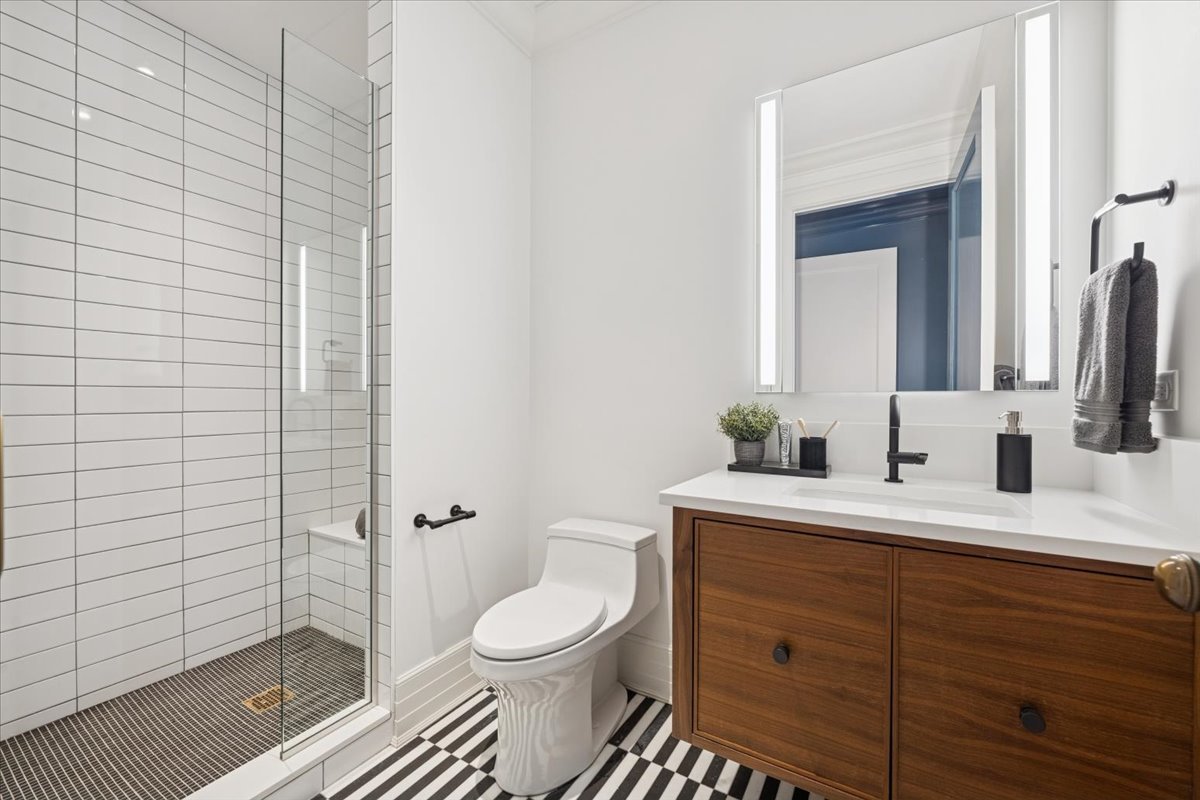 9 W Walton Street Unit: 2202