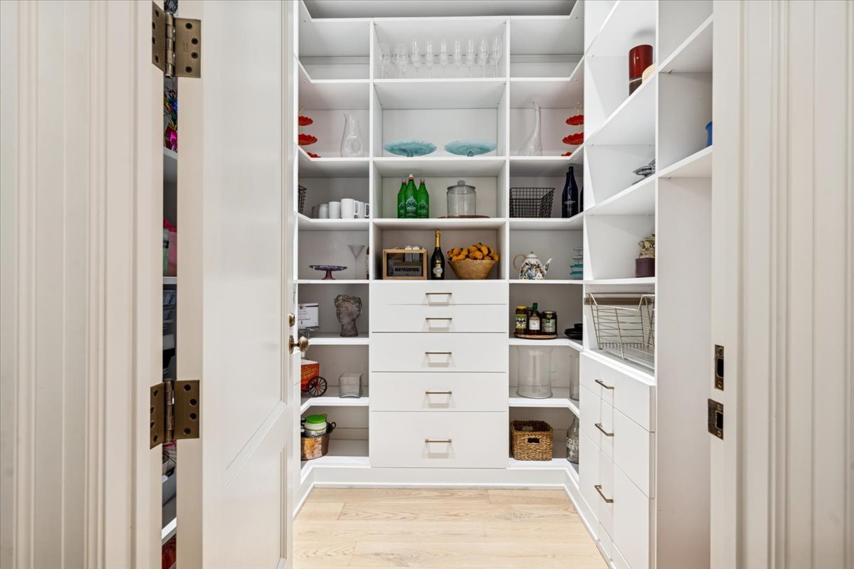 9 W Walton Street Unit: 2202