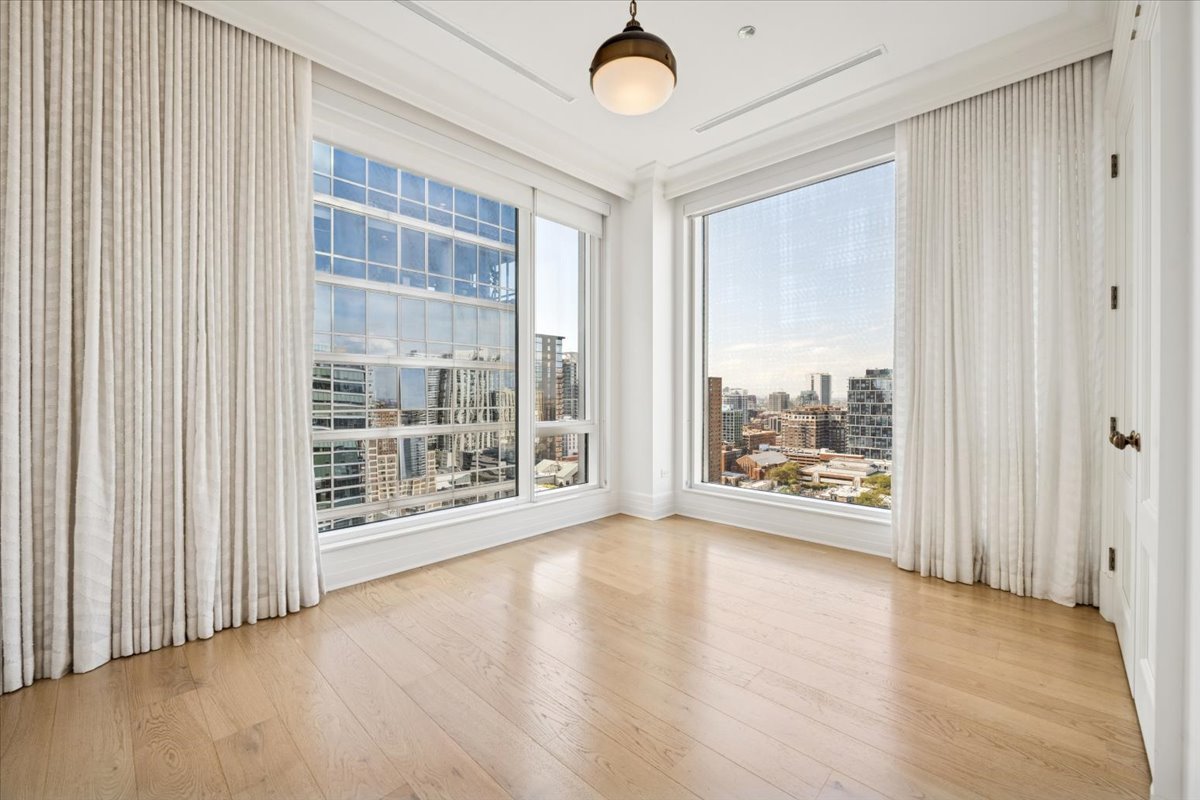 9 W Walton Street Unit: 2202