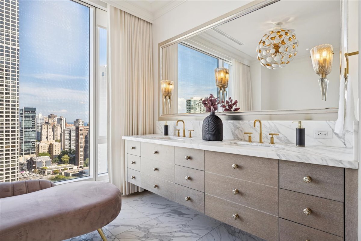 9 W Walton Street Unit: 2202