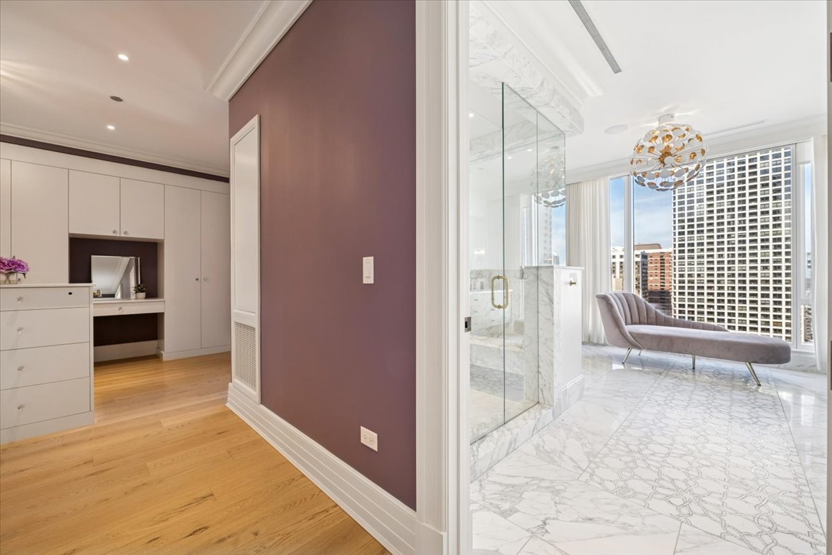 9 W Walton Street Unit: 2202