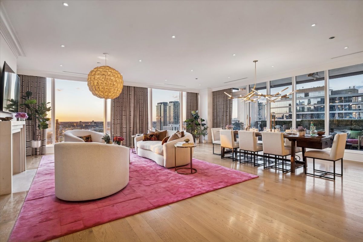 9 W Walton Street Unit: 2202