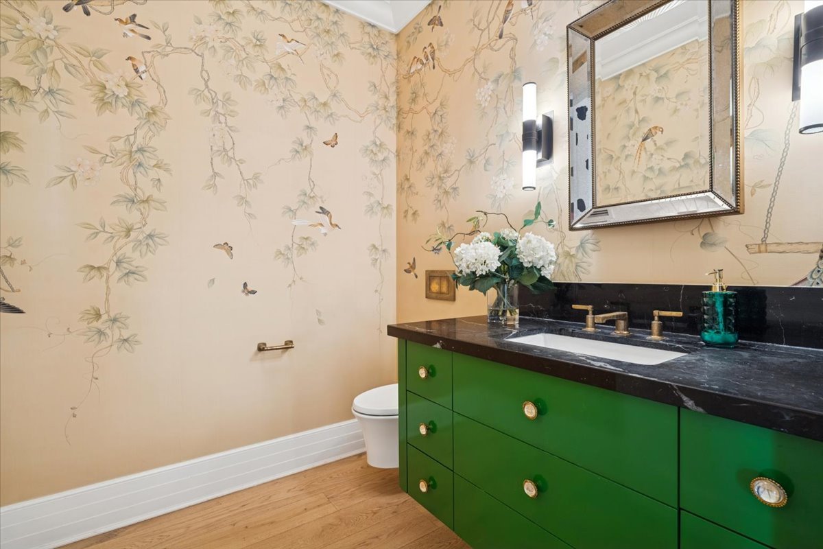 9 W Walton Street Unit: 2202