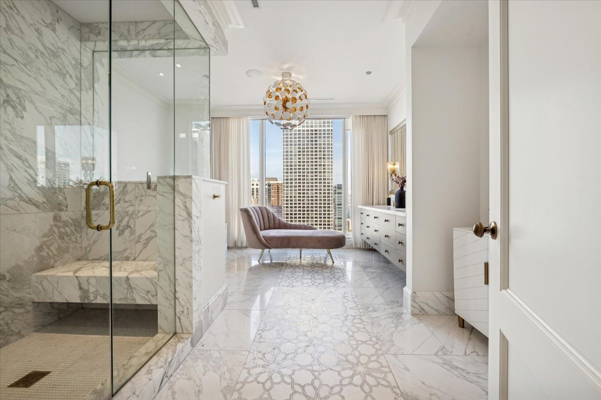 9 W Walton Street Unit: 2202