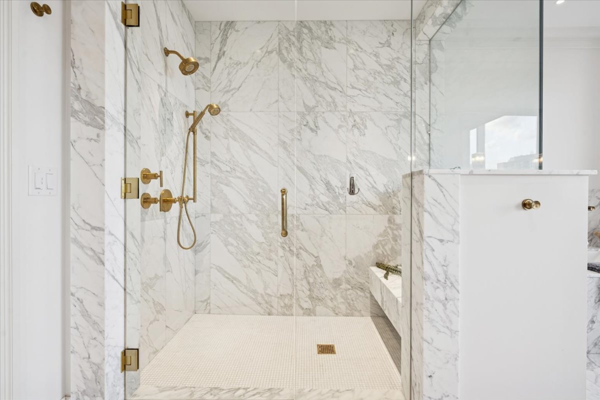 9 W Walton Street Unit: 2202