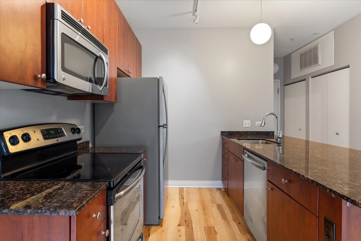 565 W Quincy Street Unit: 1202