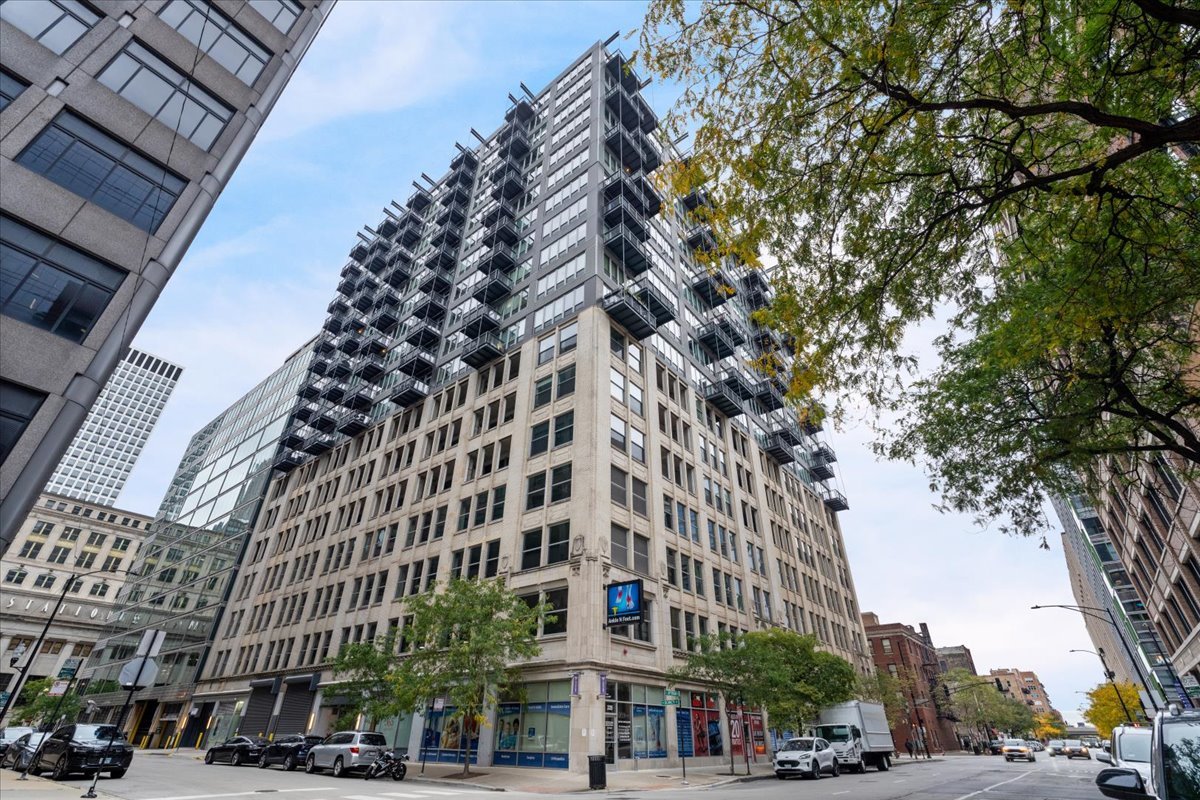 565 W Quincy Street Unit: 1202