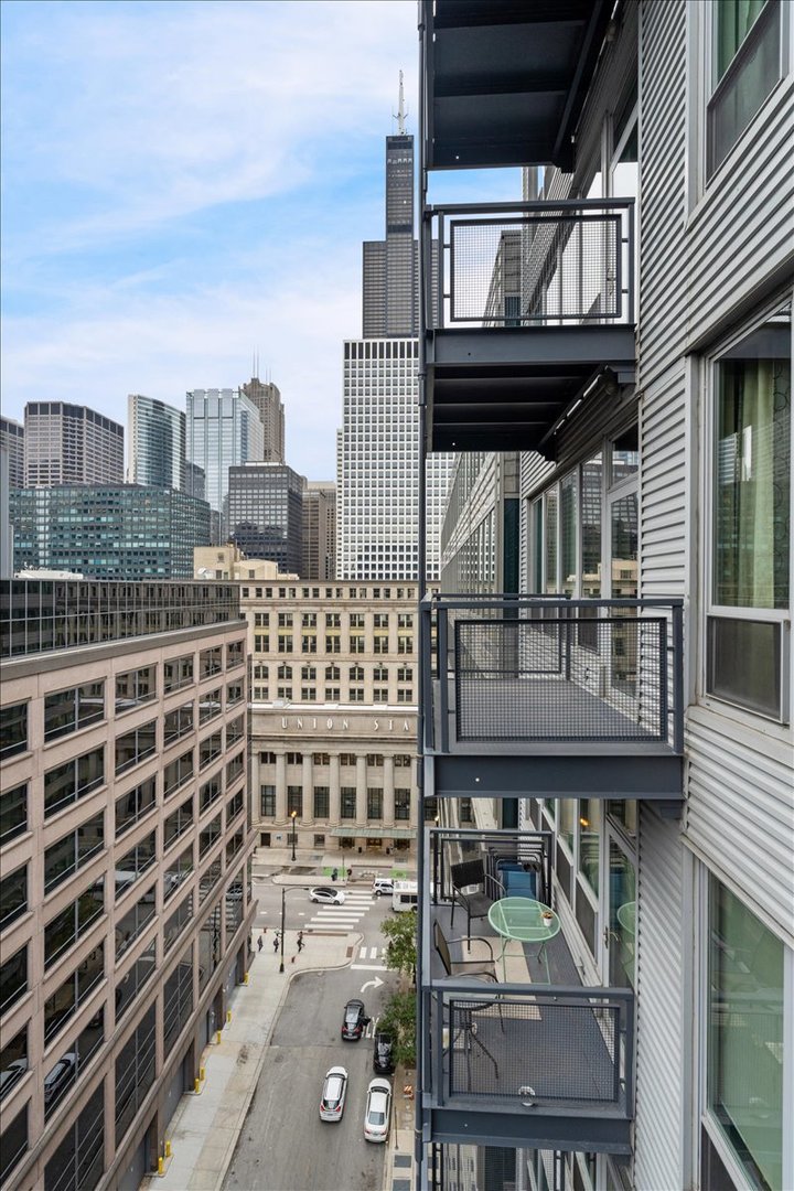 565 W Quincy Street Unit: 1202
