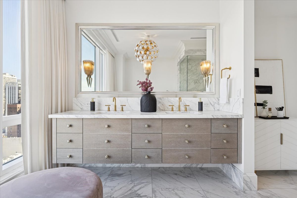 9 W Walton Street Unit: 2202