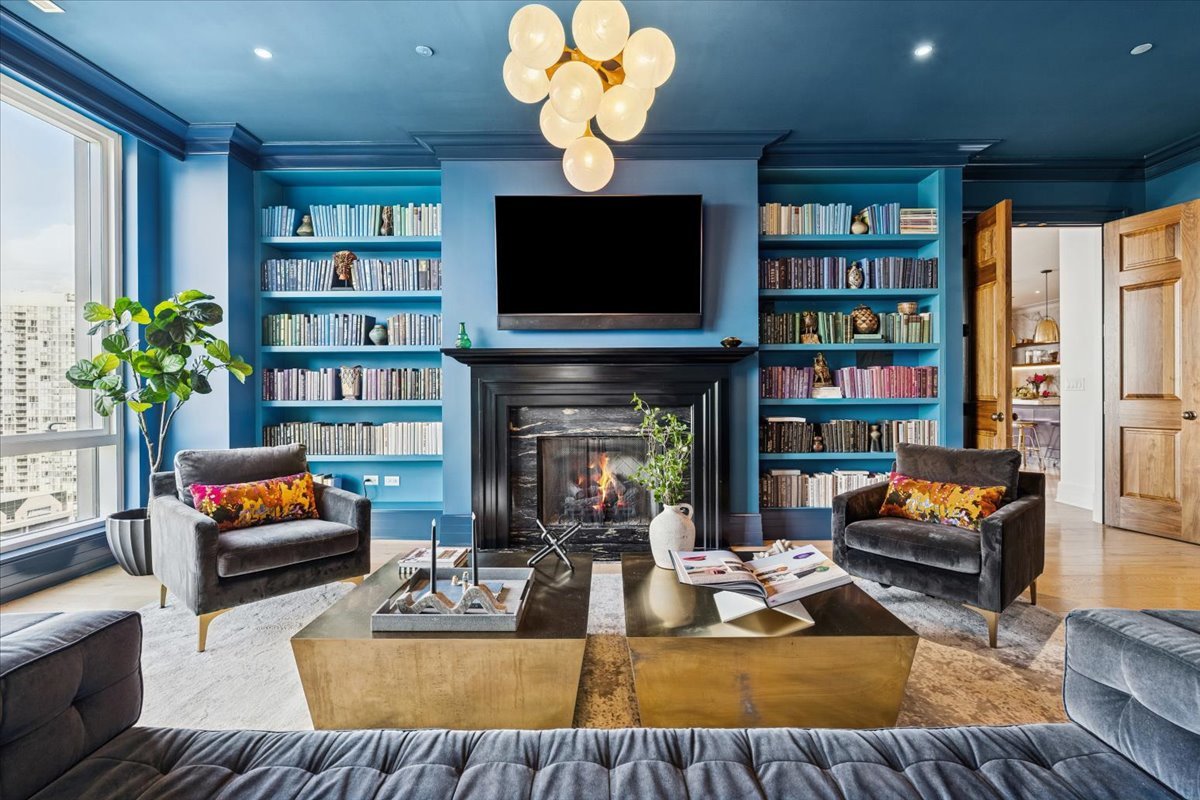 9 W Walton Street Unit: 2202