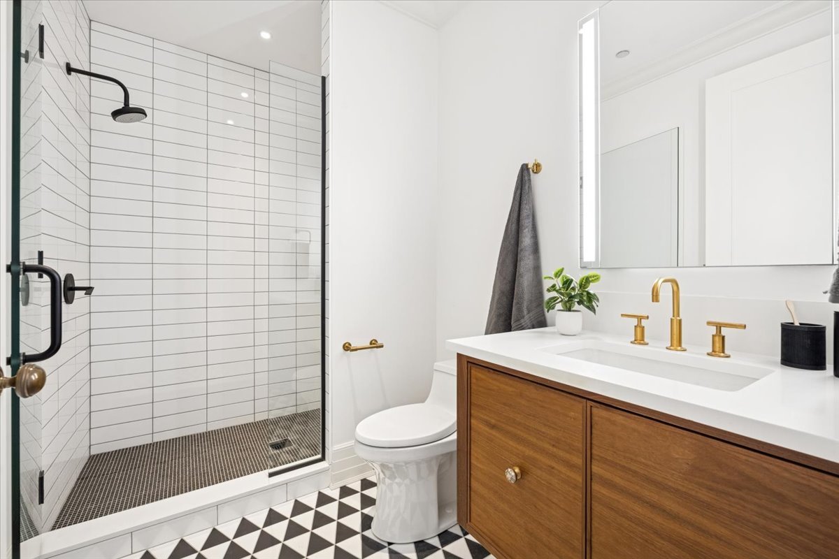 9 W Walton Street Unit: 2202