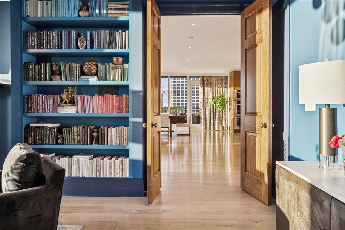 9 W Walton Street Unit: 2202