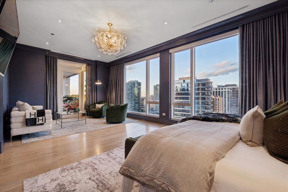 9 W Walton Street Unit: 2202