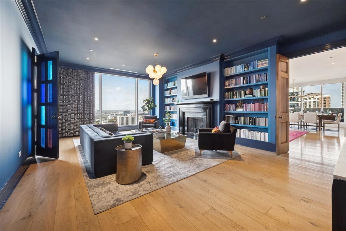 9 W Walton Street Unit: 2202