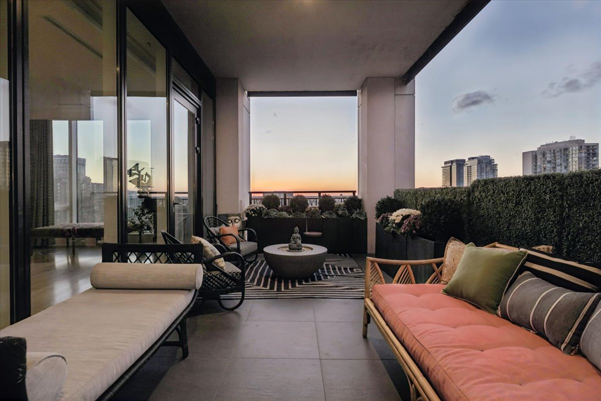 9 W Walton Street Unit: 2202